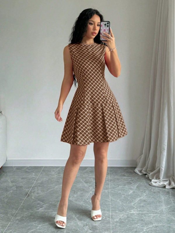 Elegant Plaid Pleated Hem Sleeveless Dress: The Perfect Summer Staple - Blue and White / M