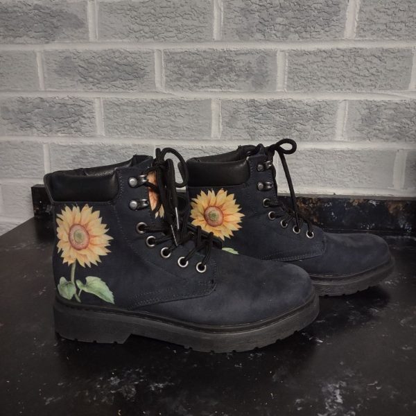 Women's Black Adorable Sunflower Lace Up Combat Chunky Boots Size 6m-7.5m | Color: Black/Yellow | Size: Eu 39