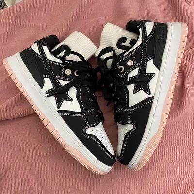 Classic Black Pink Star Casual Shoes from KOSMUI