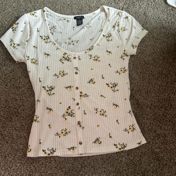 Depop Women's Shirt $7.00