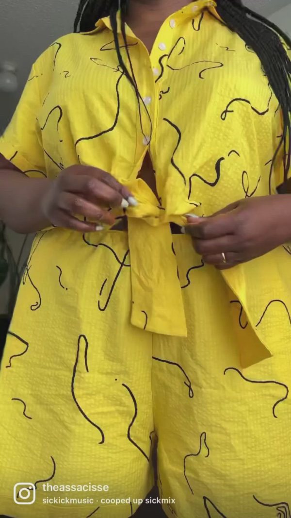 Plus size summer outfits : yellow romper with quilted black dad sandals