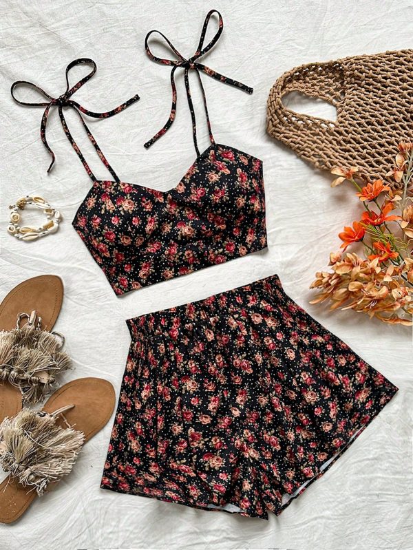 Conjunto de dos piezas: Camiseta de tirantes negra con estampado de lunares con rosas y correa de hombro ajustable + pantalones cortos para vacaciones de mujeres con lazos en la espalda para la hora del té