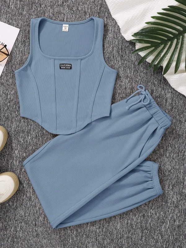 Conjunto casual de duas peças com camiseta regata com detalhes em remendos e bainha assimétrica com calça de barra elástica, para adolescentes