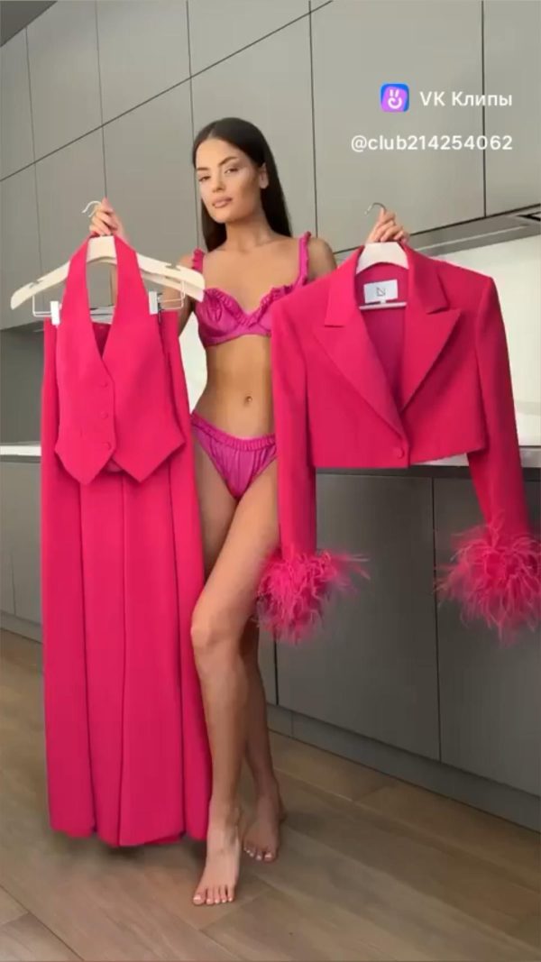 Интересный брючный костюм Total pink